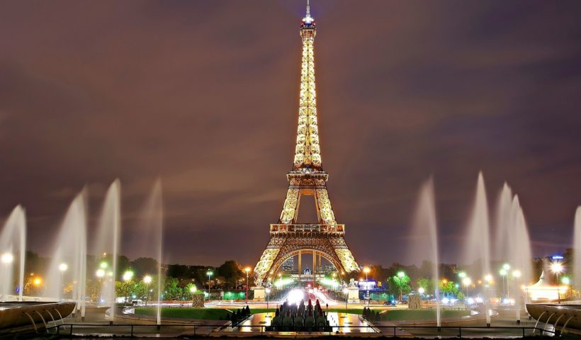 La tour Eiffel vue de nuit - Paris