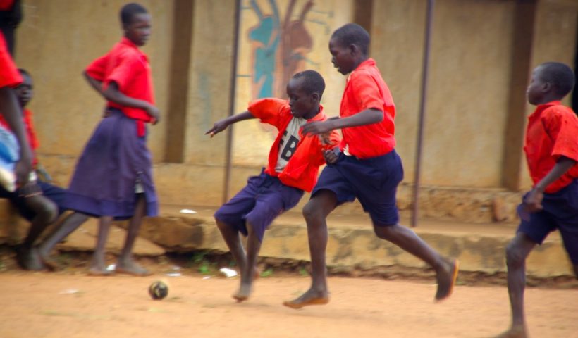 Des enfants en afrique jouant au football